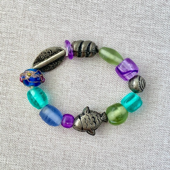A fish of it's path mixed glass and acrylic beaded stretch bracelet - Picture 2 of 4